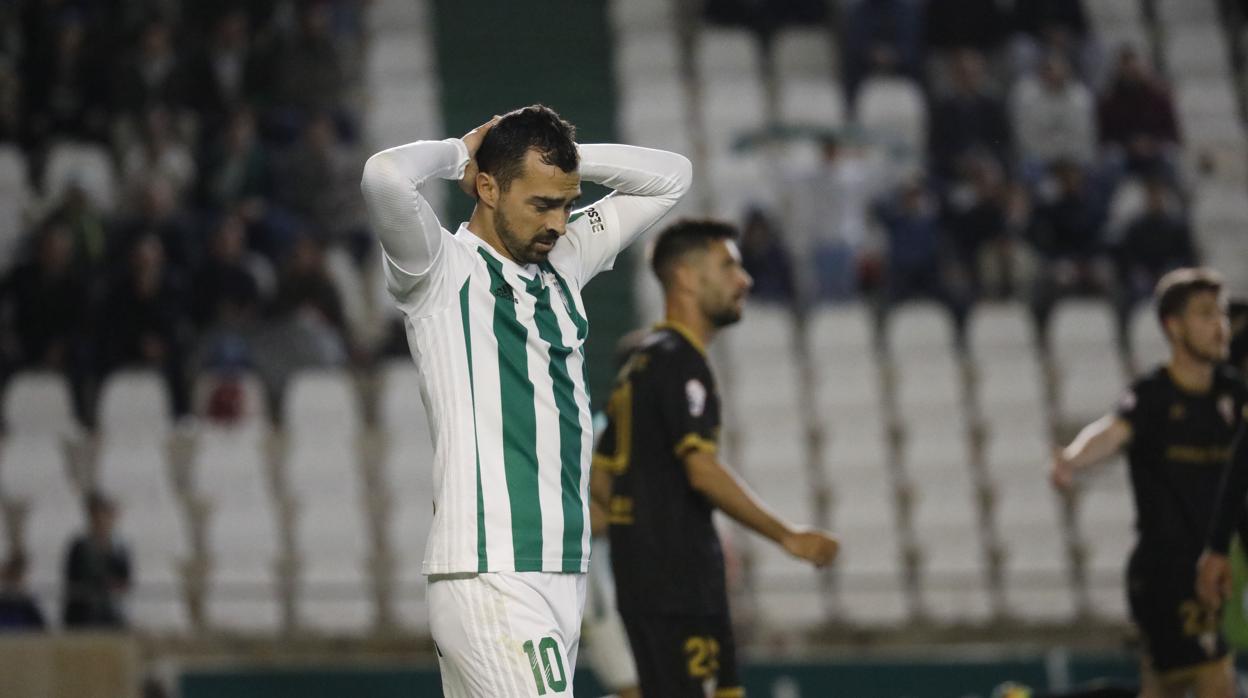 De las Cuevas se lamenta en el partido ante el Algeciras