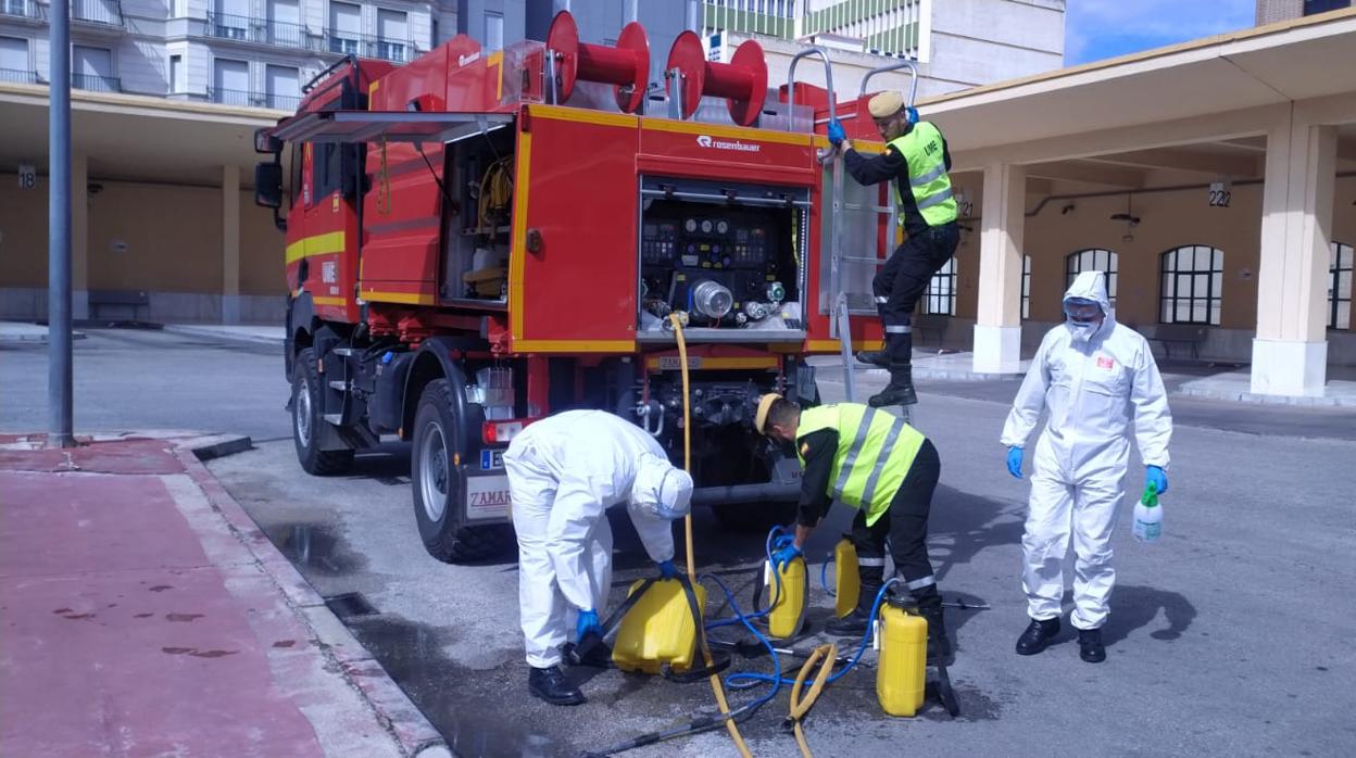 Personal de la Unidad Militar de Emergencias desinfecta la estación de autobuses de Jaén