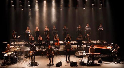 Puesta en escena de «Los cielos cabizbajos», con Lagartija Nick junto al pianista David Montañés, el coro Manuel de Falla y un ensemble de la Orquesta de la Universidad de Granada.