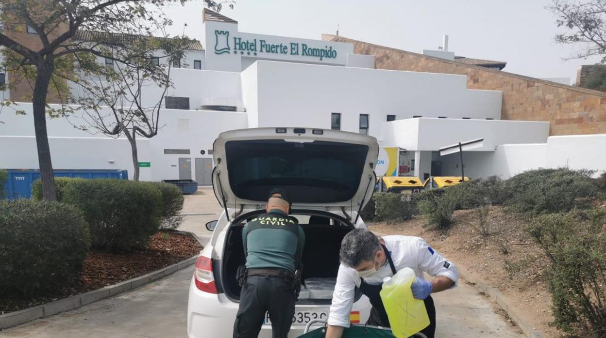 La Guardia Civil cargó material de desinfección de los hoteles en Huelva para repartirlo