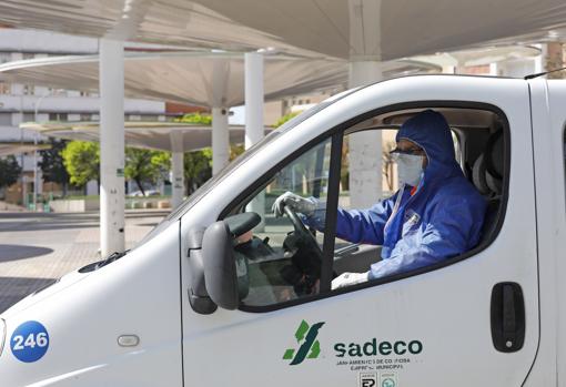 Un trabajador de Sadeco, en uno de los vehículos de la empresa