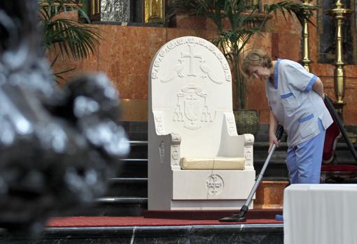 Una mujer trabaja en la limpieza de la Mezquita-Catedral de Córdoba