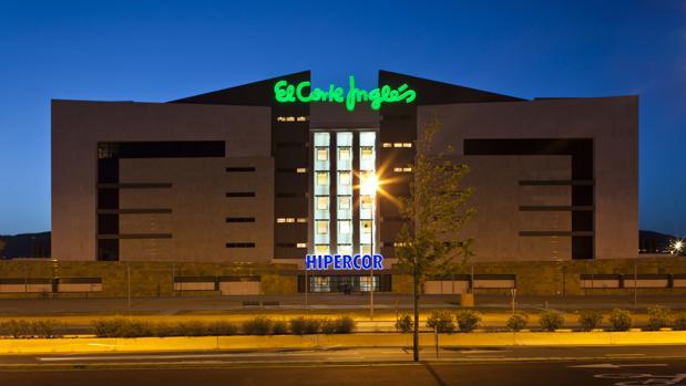 El Córte Inglés de Córdoba da prioridad en sus compras a los sanitarios y se las manda a casa