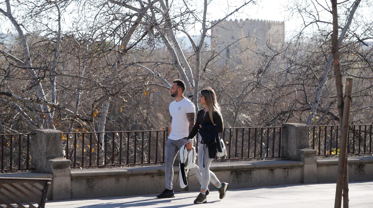 Un pareja circula por la Ribera