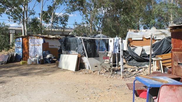 Encuentran el cadáver de una inmigrante de 28 años con varias heridas en su chabola de Huelva