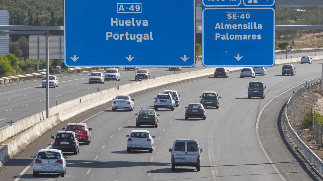 Vehículos circulando en dirección a Huelva por la A49