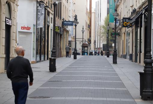 Imagen desértica de la calle Gondomar, una de las principales váis comerciales de Córdoba