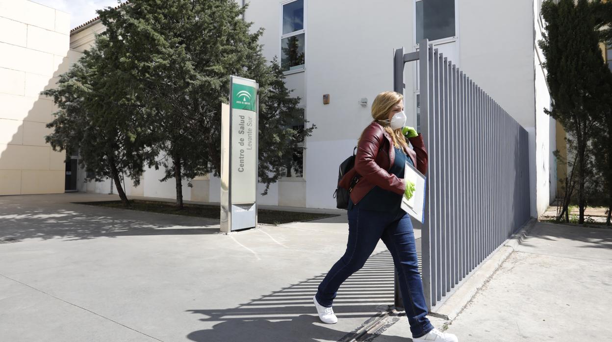 Una usuaria sale del centro de salud Levante Sur de Córdoba