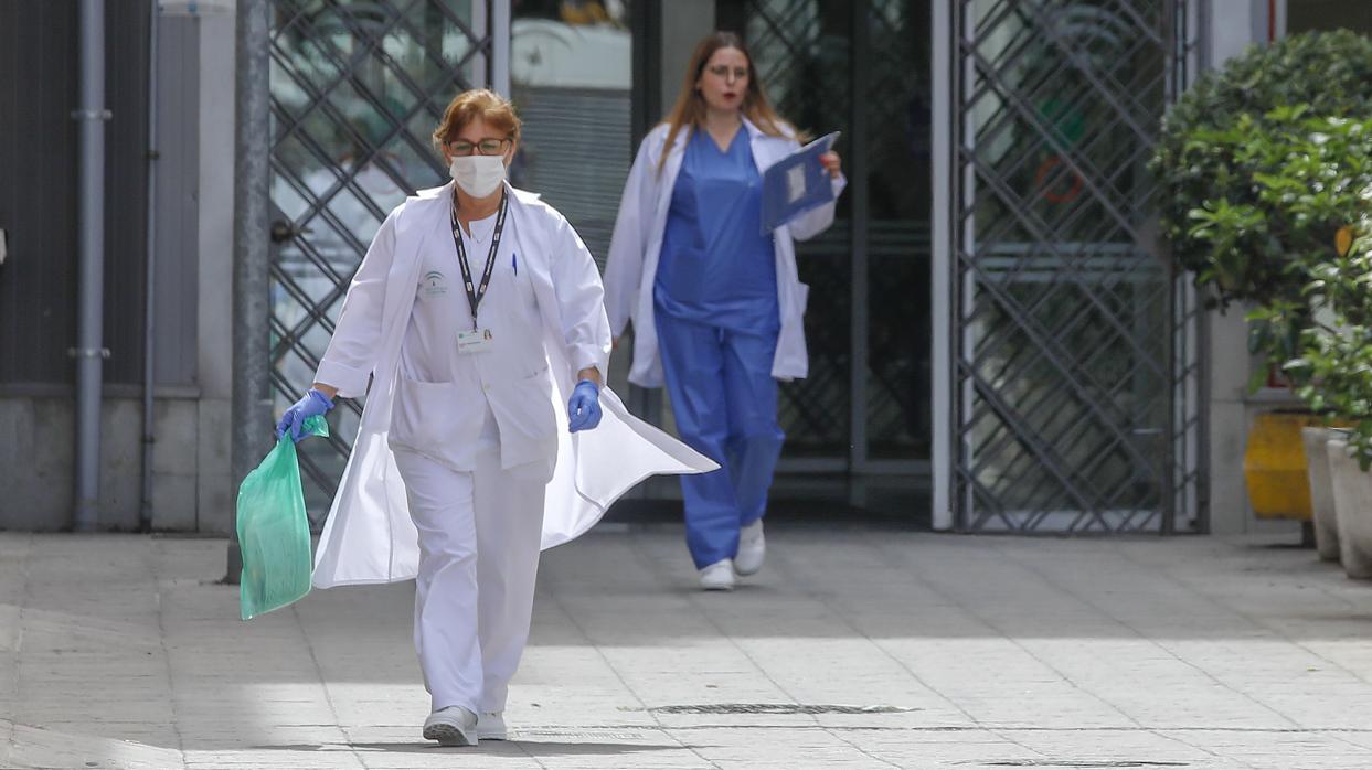 La presidenta del Parlamento, Marta Bosquet, y el letrado mayor de la Cámara, Vicente Perea, en la videocomparecencia del consejero de Salud