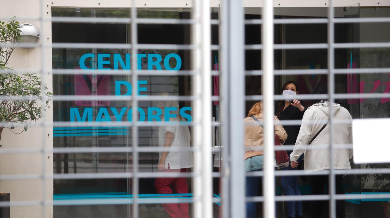 Puerta de acceso a una residencia de mayores en Córdoba