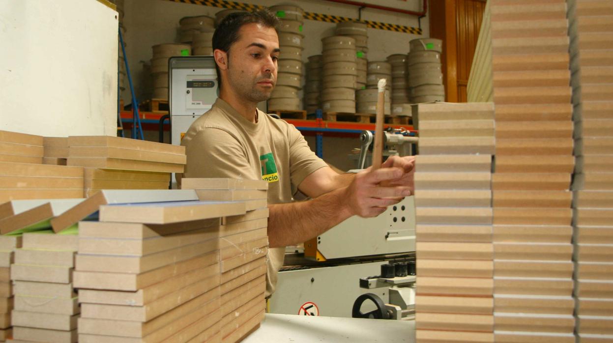 Imagen de un trabajador en una fábrica de muebles