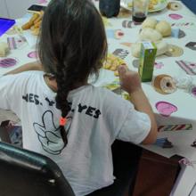 Una de las niñas que han podido comer gracias al colegio esta semana