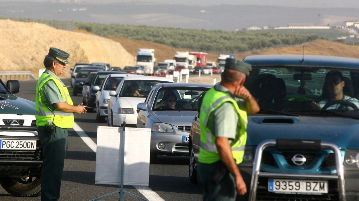 Una pareja de la Guardia Civil en un control en las carreteras cordobesas