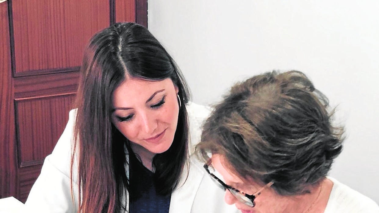 La doctora Sandra Nogueras atiende a una paciente en su clínica