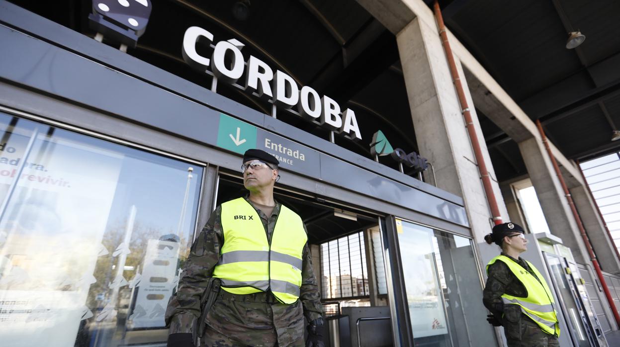 Dos militares custodian la puerta de entrada de la estación AVE de Córdoba