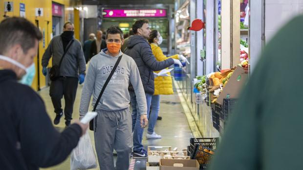 De los puestos al domicilio: los mercados de abastos de Huelva le llevan la compra a casa a sus clientes