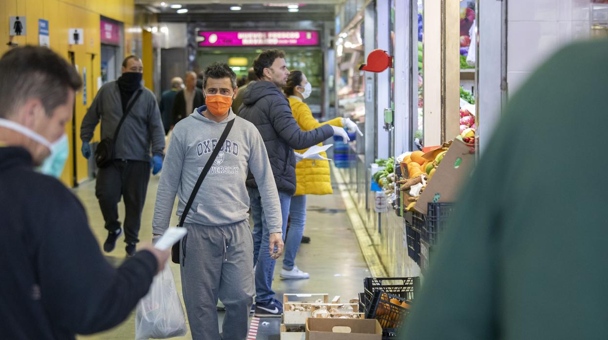 Clientes haciendo compras en el mercado de El Carmen de Huelva