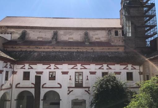 Detalle frontal de la cubierta desde el patio interior del templo