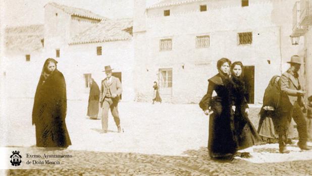 Doña Mencía reactiva su memoria a partir de las fotografías antiguas de sus vecinos