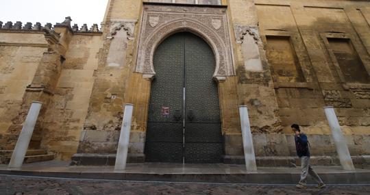 Un hombre pasa delante de la Mezquita-Catedral, cerrada