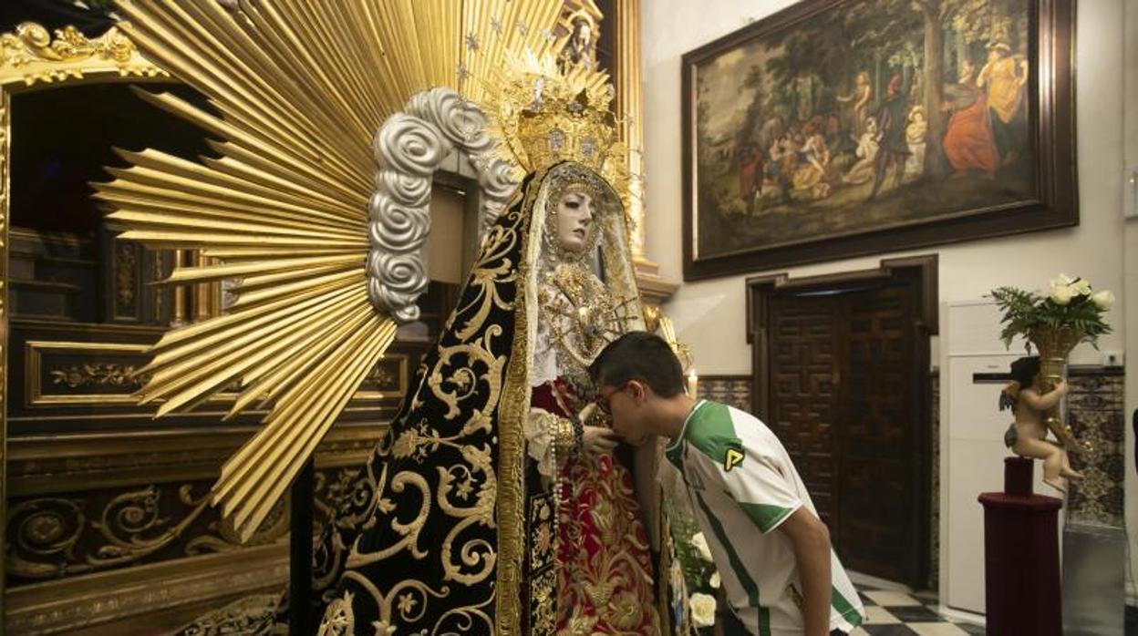 La Virgen de los Dolores, expuesta en besamanos