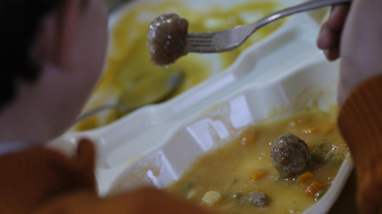 Un alumno en un comedor de un colegio de Córdoba