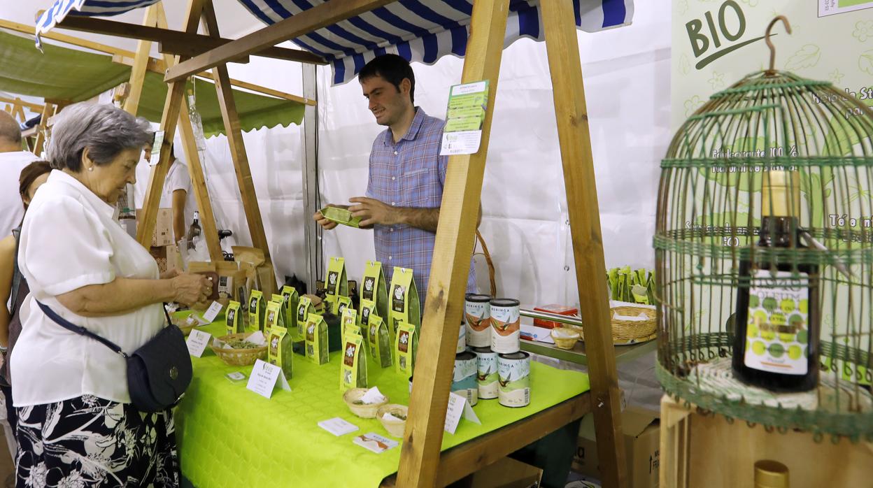 Un puesto de productos ecológicos en el ecomercado de Córdoba