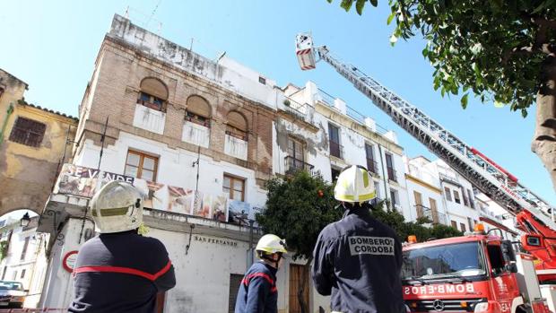 Los bomberos hallan el segundo cadáver en dos días en viviendas de Córdoba