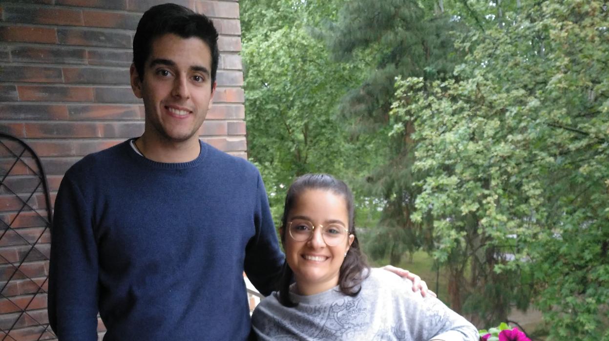 Fernando y Mercedes Rivera, dos de los jóvenes que ayudan a personas mayores en Córdoba