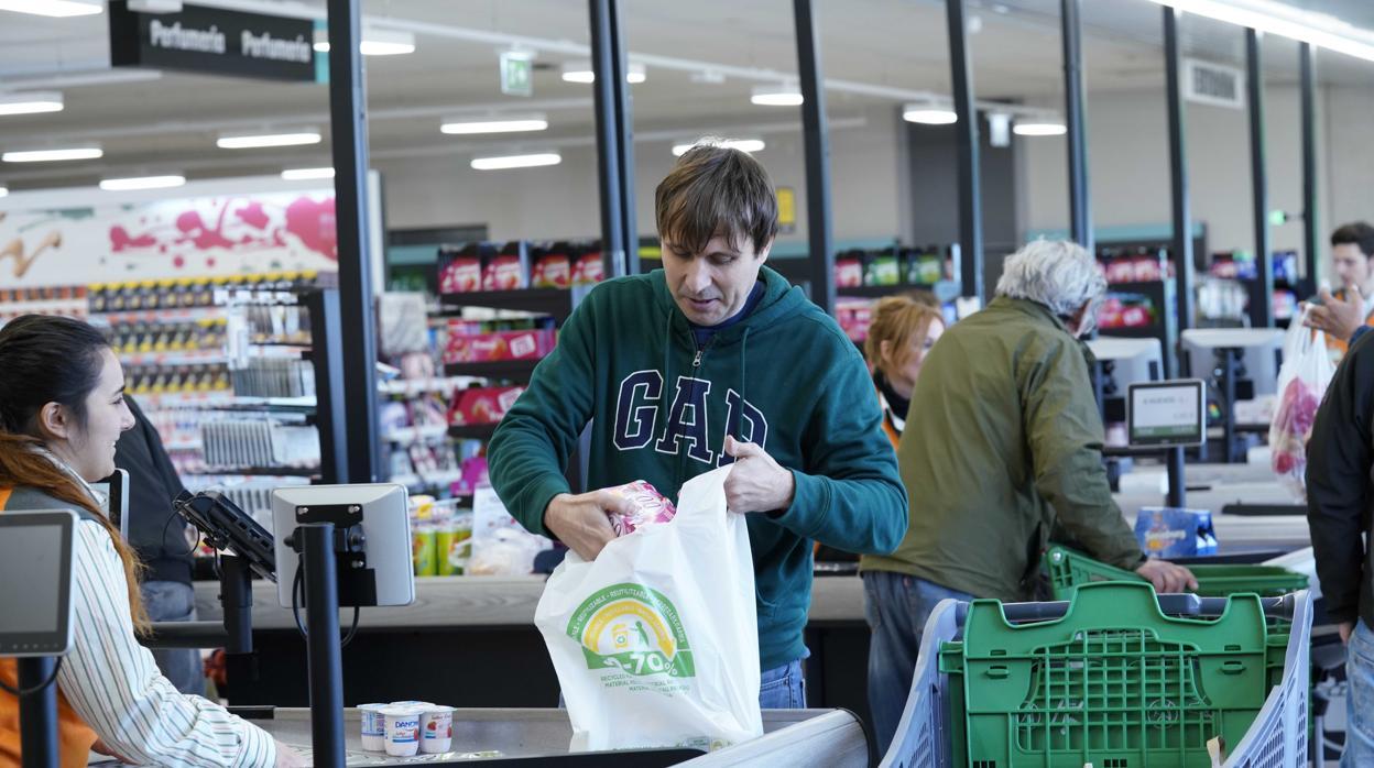 Un hombre hace la compra en un supermercado