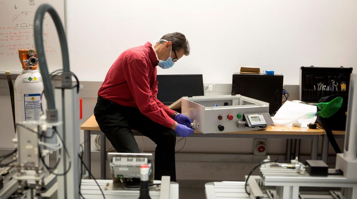 Un técnico ensambla las piezas del respirador andaluz para luchar contra el coronavirus