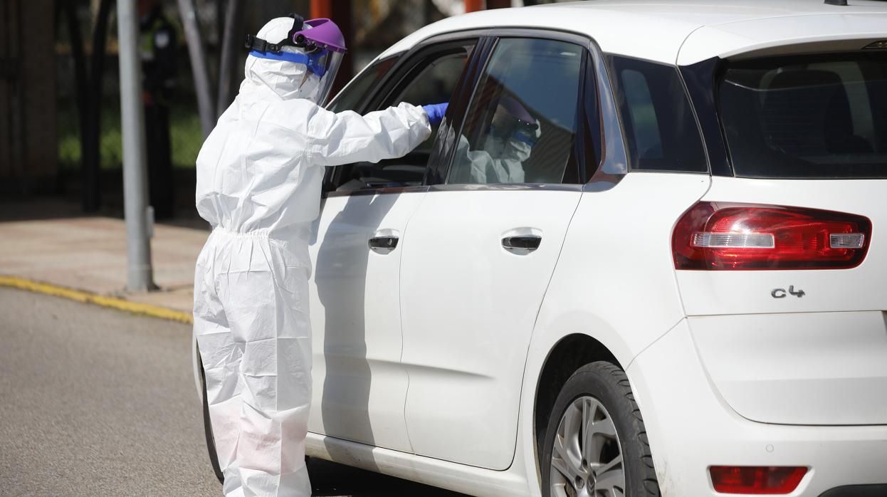 Un sanitario realiza pruebas de Covid-19 en Sevilla