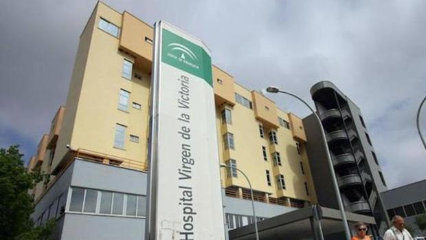 El emotivo aplauso de los sanitarios al primer paciente extubado en la UCI de un hospital de Málaga