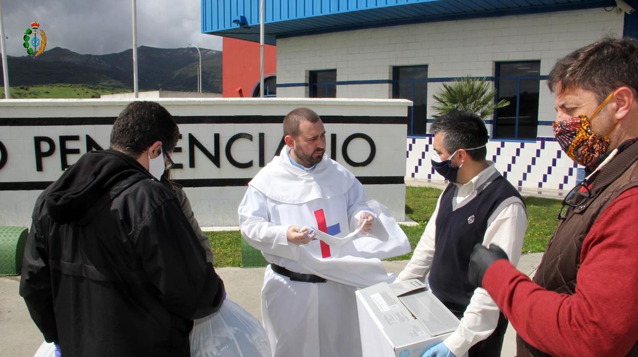 Imagen facilitada por la Diócesis de Cádiz y Ceuta de la entrega de las mascarillas