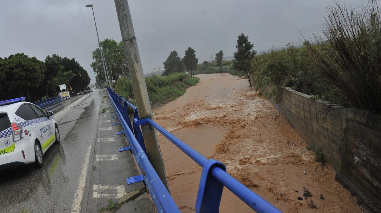 La Policía Local de Málaga patrulla junto al río Campanillas