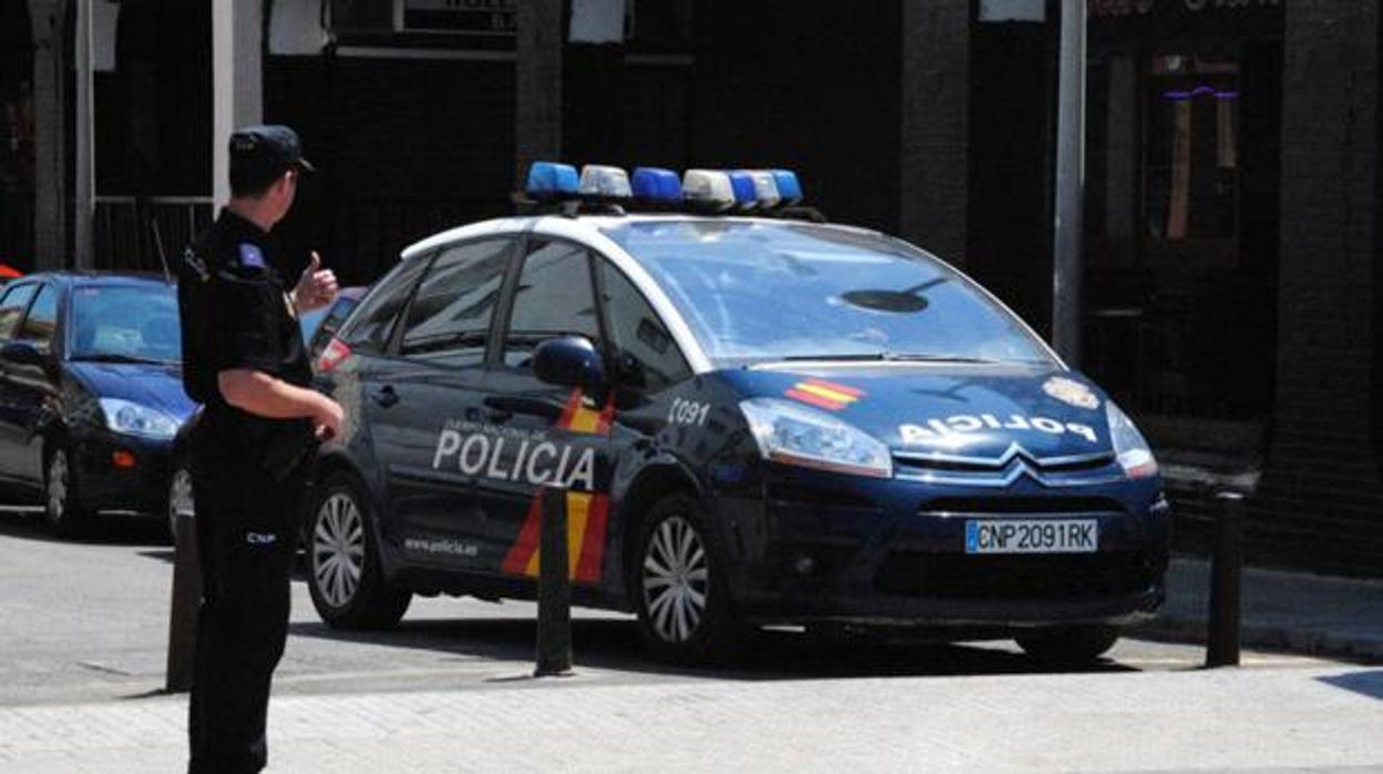 La Policía Nacional las encontró solas en su vivienda tras el aviso del padre de las menores