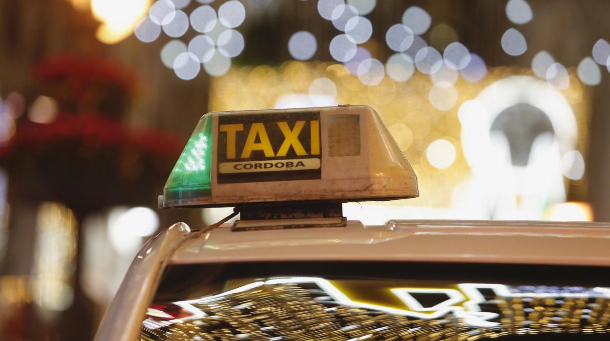 Un taxi, en Córdoba, durante las fiestas de Navidad