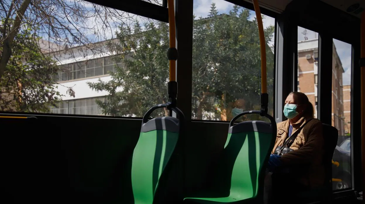 Una viajera en el autobús urbano de Aucorsa en Córdoba