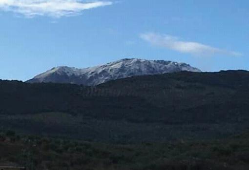 La Tiñosa de Priego de Córdoba amanece cubierta de nieve en el arranque de abril