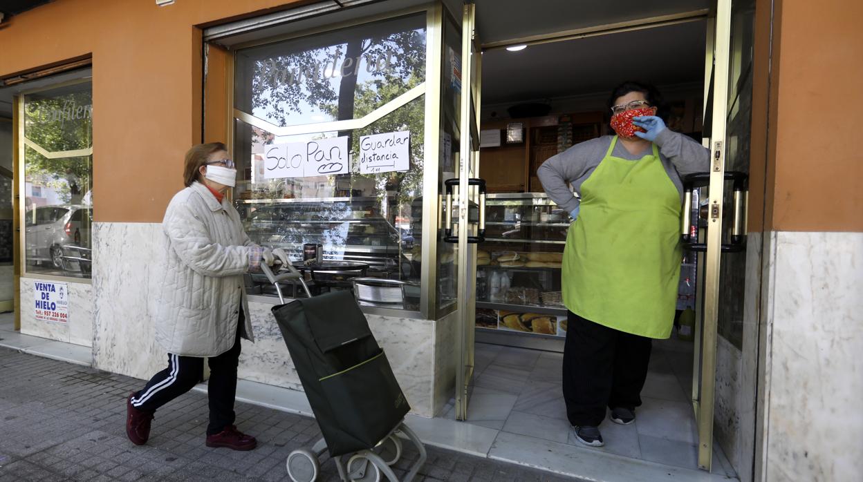 Una vecina de La Fuensanta pasa delante de una tendera