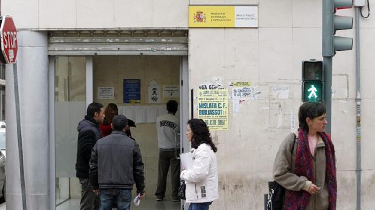 Demandantes de empleo en una oficina del SAE