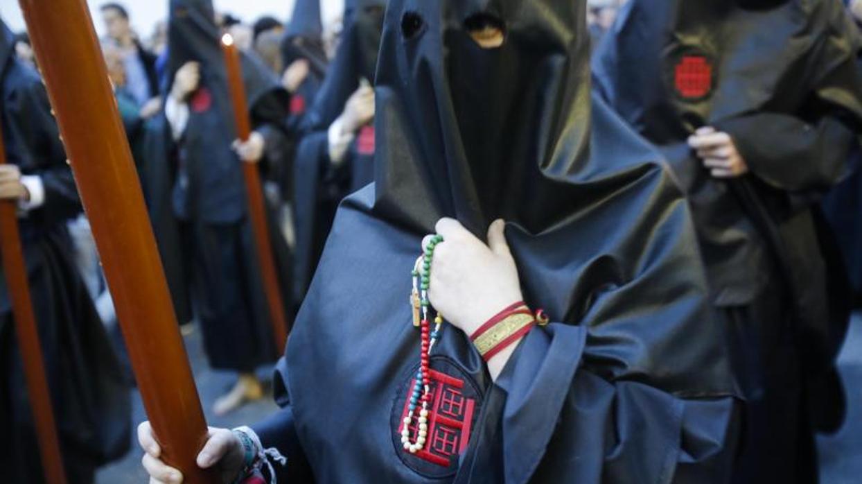 Un nazareno de la hermandad del Santo Sepulcro