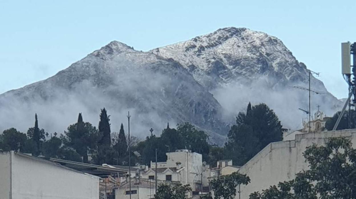 La Tiñosa de Priego de Córdoba amanece cubierta de nieve en el arranque de abril