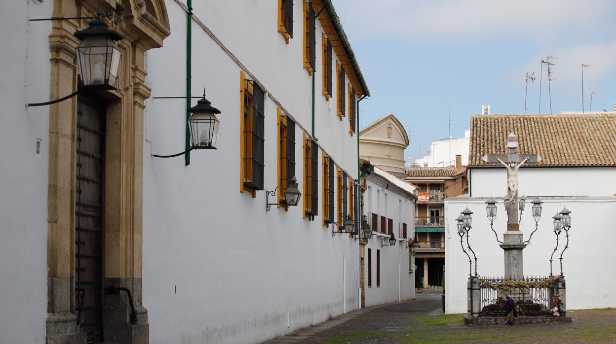 Plaza de Capuchinos desierta con las iglesias cerradas el Viernes de Dolores de 2020