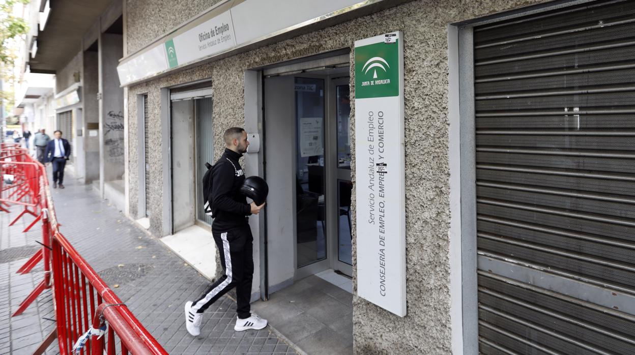 Un joven entra a la oficina de Colón del SAE, en una imagen de archivo