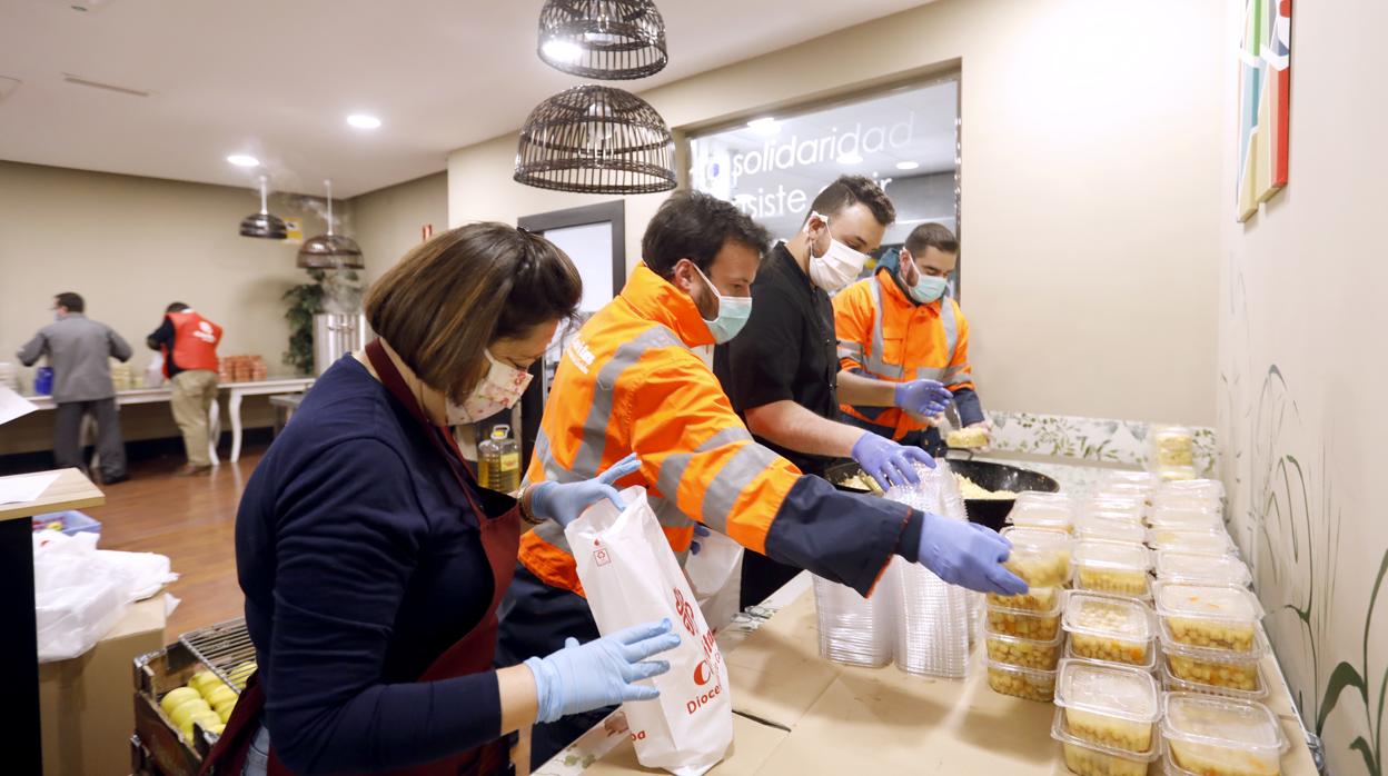 Reparto de comida de Cáritas a familias necesitadas