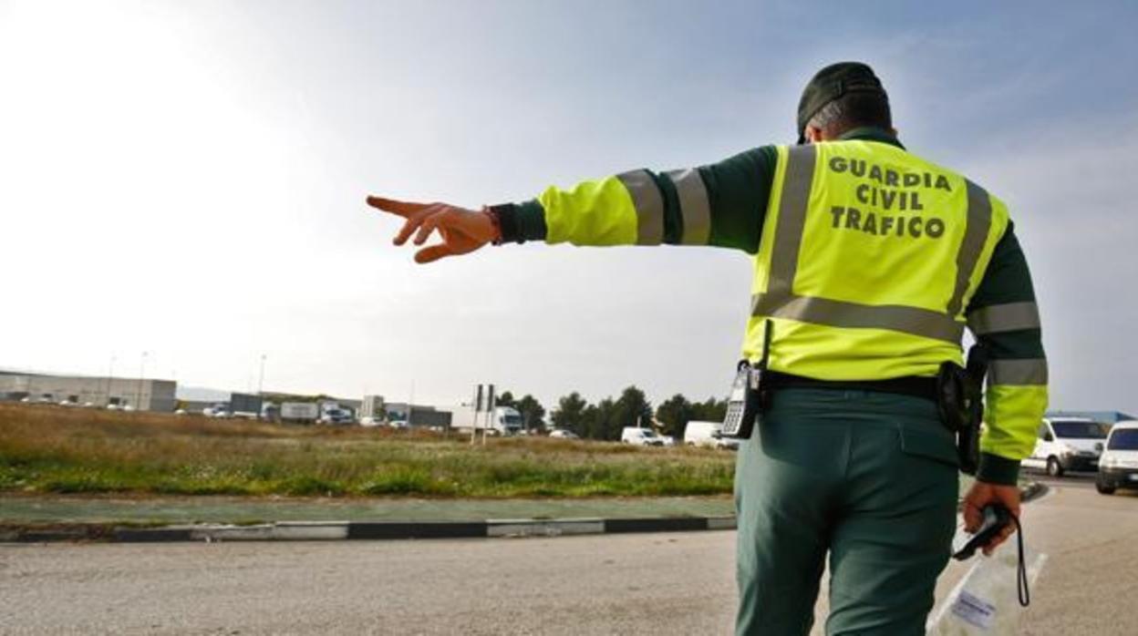 Un agente de la Guardia Civil