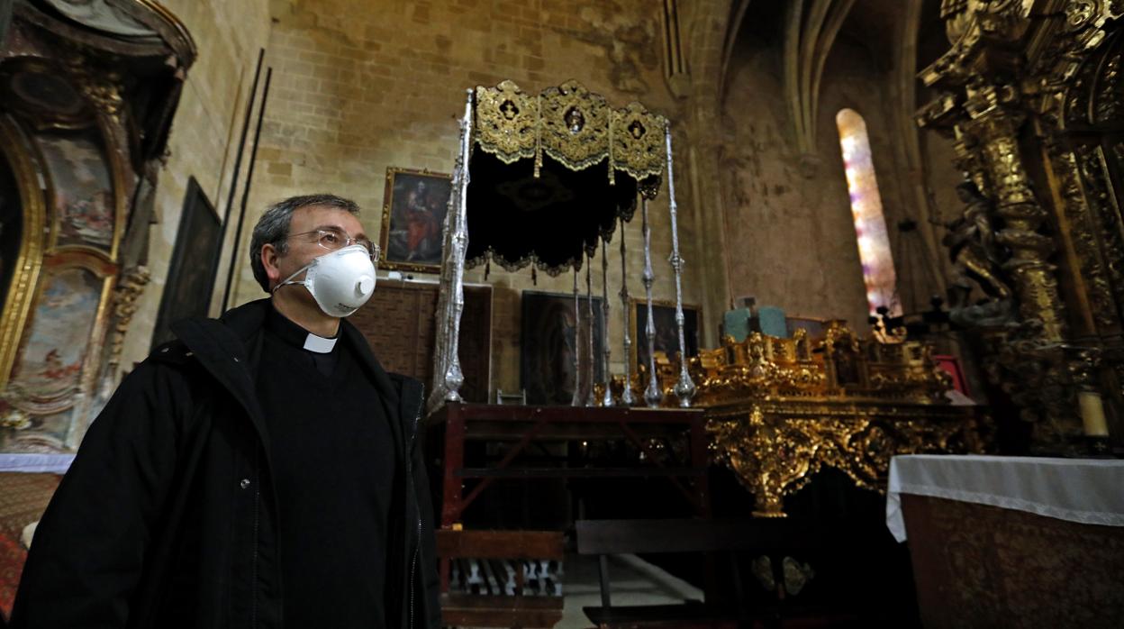 El párroco de San Francisco, Joaquín Alberto Nieva, ante los pasos del Huerto a medio montar