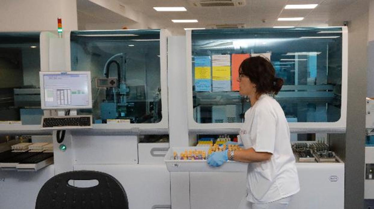 Profesional sanitario en el Virgen del Rocío de Sevilla