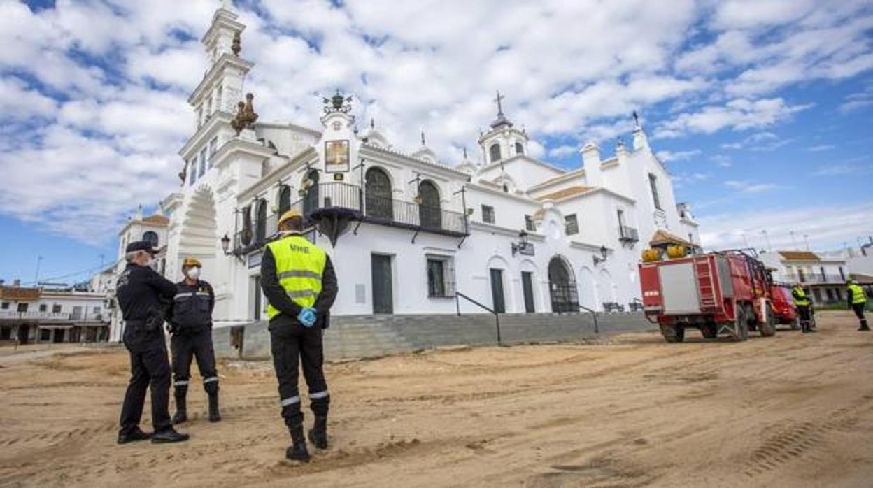 Miembros de la UME en el Rocío